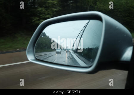 In autostrada in vista di pioggia da specchietto laterale Foto Stock