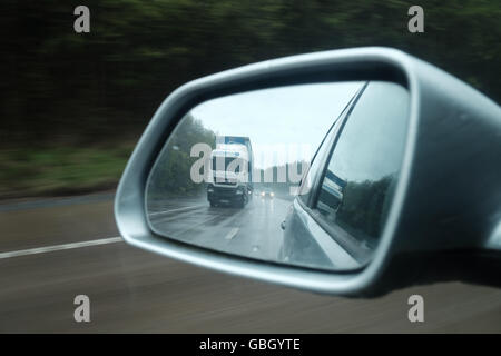 In autostrada in vista di pioggia da specchietto laterale Foto Stock