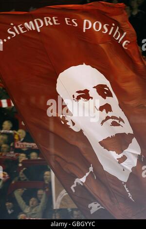 Una vista generale di un banner di Liverpool ondulato nel Supporto Kop Foto Stock