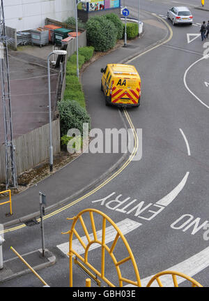 AA van parcheggiato sul doppio giallo Foto Stock