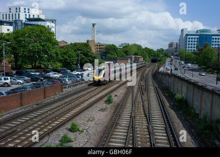 Cross country treno arrivando a Southampton stazione ferroviaria Foto Stock