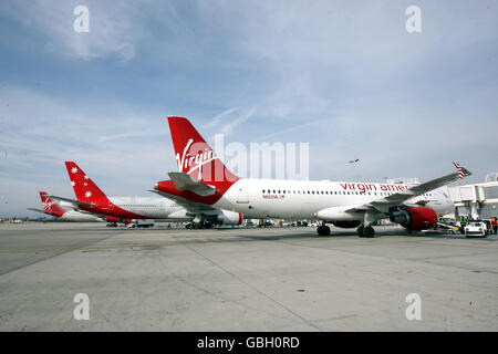 Gli aerei di tre compagnie aeree Virgin si riuniscono per la prima volta all'aeroporto internazionale di Los Angeles in California, USA. Foto Stock