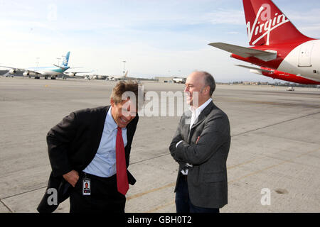 Il CEO di V Australia Brett Godfrey (a destra) e il CEO di Virgin America David Cush (l) posano per la prima volta davanti agli aerei di ciascuna delle loro compagnie aeree all'aeroporto internazionale di Los Angeles in California, USA Foto Stock