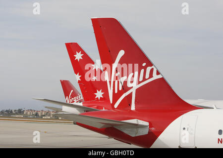 Gli aerei di tre compagnie aeree Virgin si riuniscono per la prima volta all'aeroporto internazionale di Los Angeles in California, USA. Foto Stock