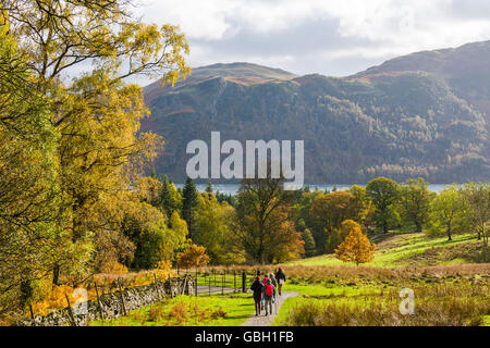 Camminatori nella Valle di Aira Beck con Ullswater, slittino cadde e Birk cadde in lontananza. Lake District National Park, Cumbria, Inghilterra. Foto Stock