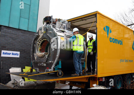 Uno scanner per MRI da più libbre viene installato presso il nuovo 100 milioni di Victoria Hospital di Glasgow, quando si avvicina la data di completamento in estate. Foto Stock