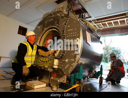 Uno scanner per MRI da più libbre viene installato presso il nuovo 100 milioni di Victoria Hospital di Glasgow, quando si avvicina la data di completamento in estate. Foto Stock