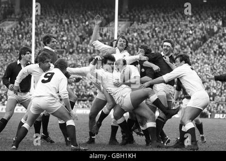 Steve Bainbridge e Colin Smart of England, al centro, si preparano per una palla a una line-out, mentre il prop avanti Gary Pearce, a destra, mantiene la Scozia Iain Paxton in controllo, secondo a destra, banda. Foto Stock