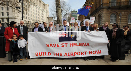 St Helena isolani protesta per airport Foto Stock