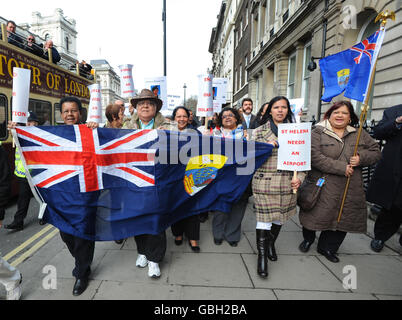Manifestanti dell'isola di St Helena campagna a Westminster contro il ritardo del governo britannico nella concessione di finanziamenti per un aeroporto sull'isola, un territorio d'oltremare del Regno Unito. Foto Stock