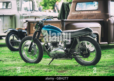 1970 Triumph TR6 moto e american pick up camion a Malle, il Miglio Racing event. London . Vintage / Retrò filtro applicato Foto Stock