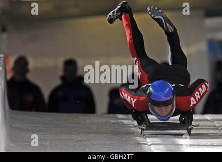 Bobbleigh - Combined Services Bobsleigh and Skeleton Inter Services Championships - Cesana - Torino. Un concorrente dell'Esercito durante i Combined Services Bobsleigh e Skeleton Inter Services Championships 2009 a Cesana, Torino Foto Stock