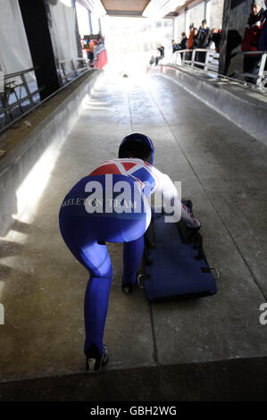 Un membro del team RN Skeleton si prepara ad iniziare nel corso del Combined Services Bobsleigh and Skeleton Inter Services Championships 2009 a Cesana, Torino Foto Stock