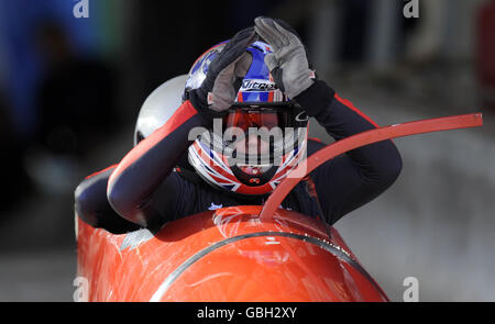 Captain Charlie Peters indossa un casco e occhiali di protezione in nitro durante il Combined Services Bobsleigh and Skeleton Inter Services Championships 2009 a Cesana, Torino Foto Stock