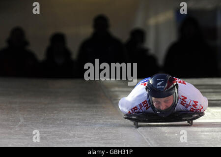 Concorrente della Royal Navy durante il Combined Services Bobsleigh e Skeleton Inter Services Championships 2009 a Cesana, Torino Foto Stock