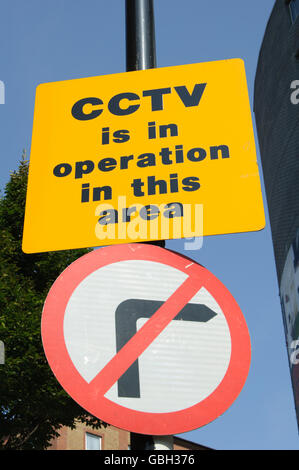 CCTV e cartelli stradali in London, England, Regno Unito Foto Stock