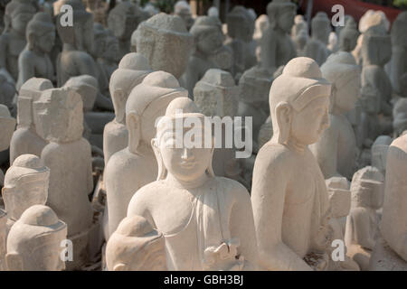 Un marmo scultura del Buddha di produzione nella città di Mandalay in Myanmar in Southeastasia. Foto Stock