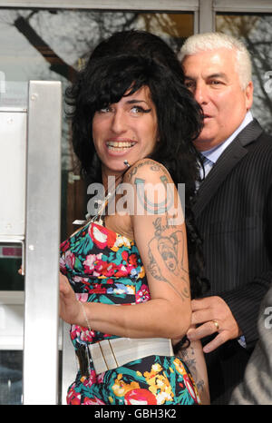 Amy Winehouse arriva con suo padre Mitch (a destra) alla City of Westminster Magistrates Court di Londra per la sua apparizione in tribunale. Foto Stock