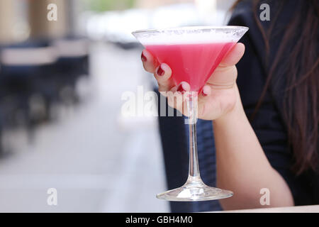 Donna con un drink Foto Stock