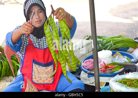 Khao Lak, Thailandia, 02-05-2016. Donna vendita fagioli pateh a takua pa mercati della Thailandia Foto Stock