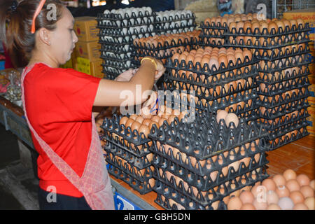 Khao Lak, Thailandia, 02-05-2016. La vendita di uova a takua pa mercati della Thailandia Foto Stock