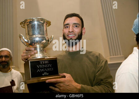 Samiul haque noor dal Pakistan pone dopo essersi aggiudicato il 2006 vendy award in New York City, Stati Uniti d'America, 22 ottobre 2006. Foto Stock