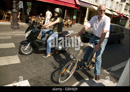 Il giornale di tempi corrispondente Parigi Charles Bremner cavalca un Velib' in bicicletta in Parigi, Francia, 15 luglio 2007. Foto Stock