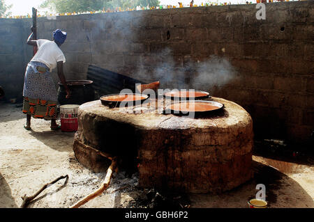 Riservato una grande pentola per la cottura di birra locale in Burkina Faso che noi chiamiamo Dolo e è fatto da miglio Foto Stock