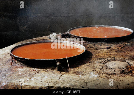 Riservato una grande pentola per la cottura di birra locale in Burkina Faso che noi chiamiamo Dolo e è fatto da miglio Foto Stock