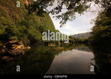 Il fiume di Nam Don o Don Fiume nei pressi del villaggio di Tha Falang a Tham Pa fa nel paesaggio sulla strada12 bedwen le città o Foto Stock