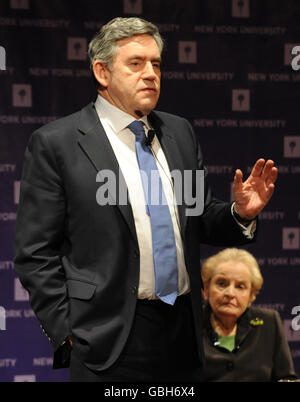 Il primo ministro britannico Gordon Brown ha pronunciato un discorso su "UN nuovo multilateralismo per il XXI secolo" con l'ex Segretario di Stato degli Stati Uniti Madeleine Albright, presso la New York University, durante la sua visita di un giorno a New York City. Foto Stock