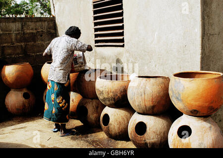 Riservato una grande pentola per la cottura di birra locale in Burkina Faso che noi chiamiamo Dolo e è fatto da miglio Foto Stock