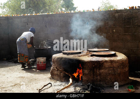 Riservato una grande pentola per la cottura di birra locale in Burkina Faso che noi chiamiamo Dolo e è fatto da miglio Foto Stock