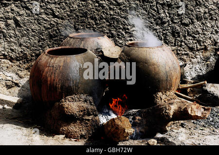 Riservato una grande pentola per la cottura di birra locale in Burkina Faso che noi chiamiamo Dolo e è fatto da miglio Foto Stock