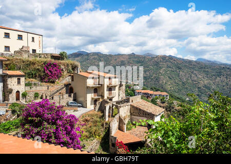 Il borgo medievale di Savoca nei Monti Peloritani vicino a Messina sull isola di Sicilia italiano Foto Stock