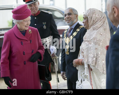 La Regina Elisabetta II incontra il Sindaco e la Mayoressa di Tower Hamlets a Londra, Cllr Abdus Mohammed Salique e Razia Begum Salique, durante una visita agli ombrelloni Fulton sull'Isola dei cani a Londra. Foto Stock