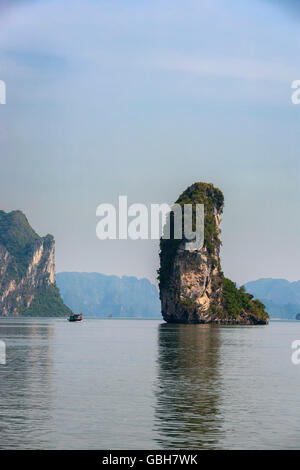 Ngon Tay isoletta nel canale a nord-est di Cat Ba Island, la baia di Ha Long, Quang Ninh, Viet Nam Foto Stock