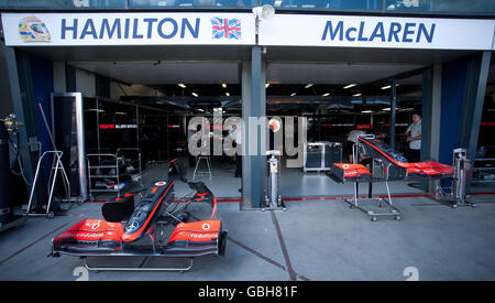 Il team McLaren prepara la vettura di Lewis Hamilton durante il Paddock Day ad Albert Park, Melbourne, Australia. Foto Stock