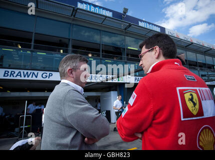 Ross Brawn, proprietario del team della Brawn GP (a sinistra), parla con il membro del team Ferrari durante il Paddock Day ad Albert Park, Melbourne, Australia. Foto Stock