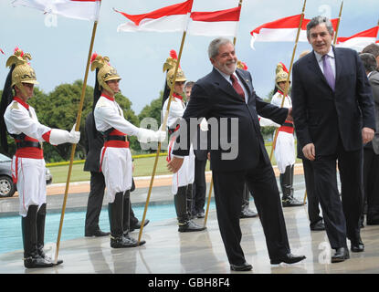 Il primo ministro britannico Gordon Brown è accolto oggi dal presidente brasiliano Luis Inacio Lula da Silva all'Alvorada Palacea, nella capitale brasiliana, Brasilia, il primo giorno di una visita di tre giorni in Sud America. Foto Stock