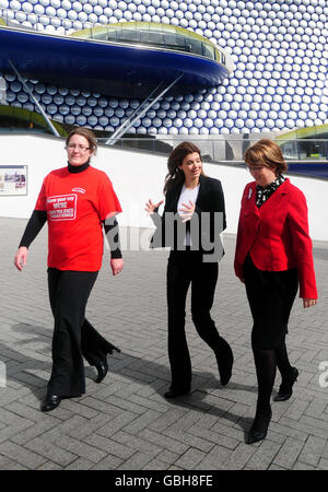 La segretaria di casa Jacqui Smith (destra) con lo psicologo il Dott. Linda Papadopoulos (centro) ha visitato l'evento di consultazione a Birmingham sulla lotta contro la violenza contro le donne. La visita coincide con l'annuncio del Ministero della Giustizia di 18 nuovi tribunali specializzati per la violenza in tutto il paese. Foto Stock