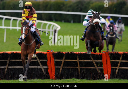 Pilgrims Lane guidato da Nick Scholfield salta l'ultima recinzione Davanti a Nordwind guidato da Donal Fahy e continua Per vincere la Lindley Catering Novices' Hurdle Race Foto Stock