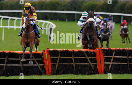 Pilgrims Lane guidato da Nick Scholfield salta l'ultima recinzione Davanti a Nordwind guidato da Donal Fahy e continua Per vincere la Lindley Catering Novices' Hurdle Race Foto Stock