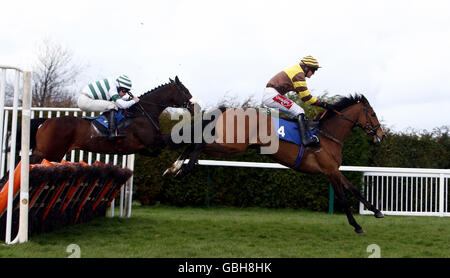 Pilgrims Lane guidato da Nick Scholfield conduce Nordwind guidato da Donal Fahy per vincere l'hurdle dei Lindley Catering Novices durante l'incontro pomeridiano di primavera all'ippodromo di Hereford. Foto Stock