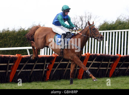 Prairie Spirit guidato da Richie McLernon salta l'ultimo sulla loro strada per la vittoria nella pista di handicap dei jockeys condizionali della BBC Hereford & Worcester durante l'incontro pomeridiano di primavera all'ippodromo di Hereford. Foto Stock