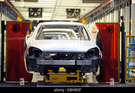 Le vetture Astra vengono assemblate nello stabilimento Vauxhall di proprietà della General Motors a Ellesmere Port, Cheshire, che è stato visitato dal Principe di Galles. Foto Stock