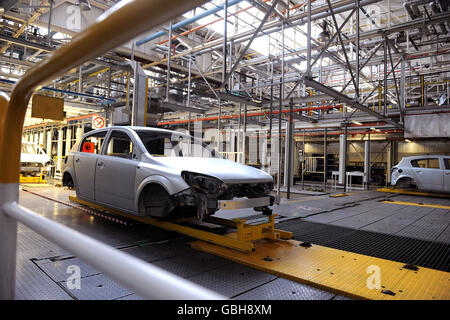 Le vetture Astra vengono assemblate nello stabilimento Vauxhall di proprietà della General Motors a Ellesmere Port, Cheshire, che è stato visitato dal Principe di Galles. Foto Stock