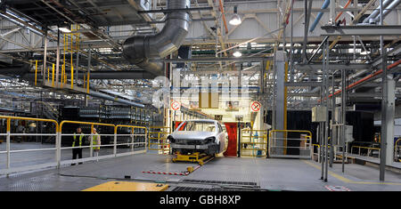 Le vetture Astra vengono assemblate nello stabilimento Vauxhall di proprietà della General Motors a Ellesmere Port, Cheshire, che è stato visitato dal Principe di Galles. Foto Stock