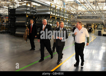 Il Principe del Galles durante la sua visita allo stabilimento Vauxhall Motors di Ellesmere Port, Cheshire. Foto Stock