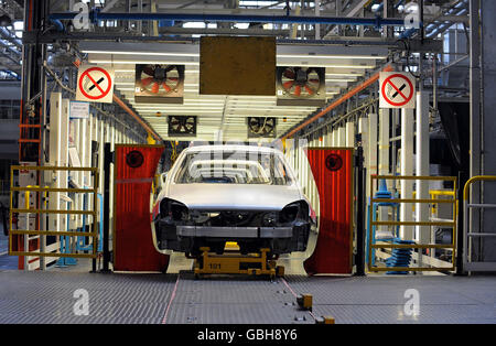 Le vetture Astra vengono assemblate nello stabilimento Vauxhall di proprietà della General Motors a Ellesmere Port, Cheshire, che è stato visitato dal Principe di Galles. Foto Stock